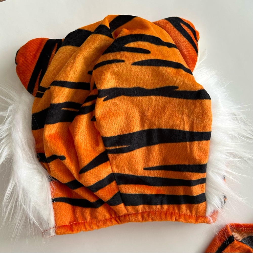 Spirit Halloween Baby Tiger Two Pc Costume
Snap Legs Upper Back Size 0-6 Months - Picture 13 of 14